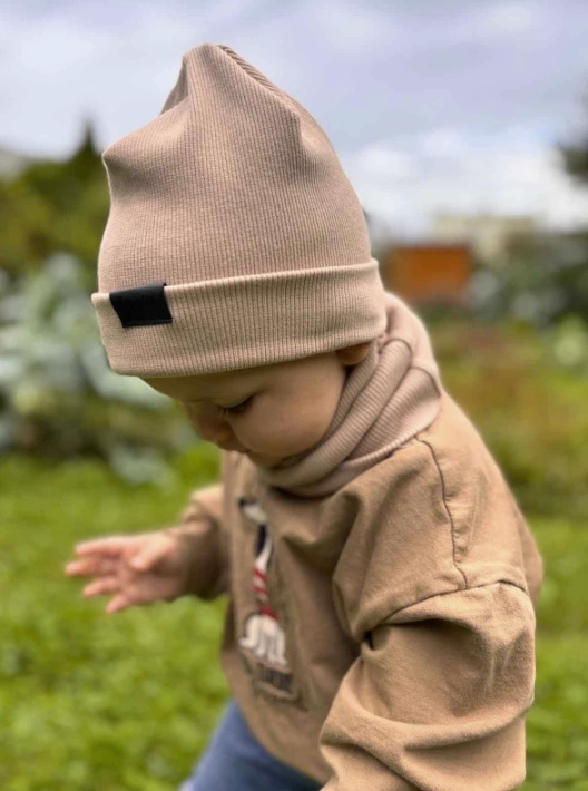 Prechodná detská jednovrstvová čiapka rebrovaná– CAPPUCCINO