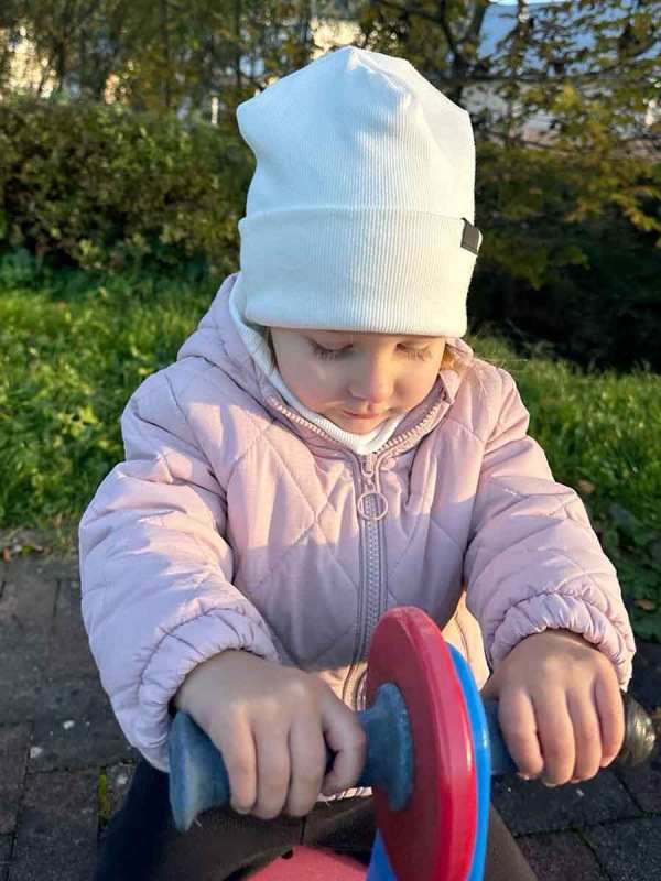 Prechodná detská čiapka Rebrovaná bavlna, SMOTANOVÁ. 9