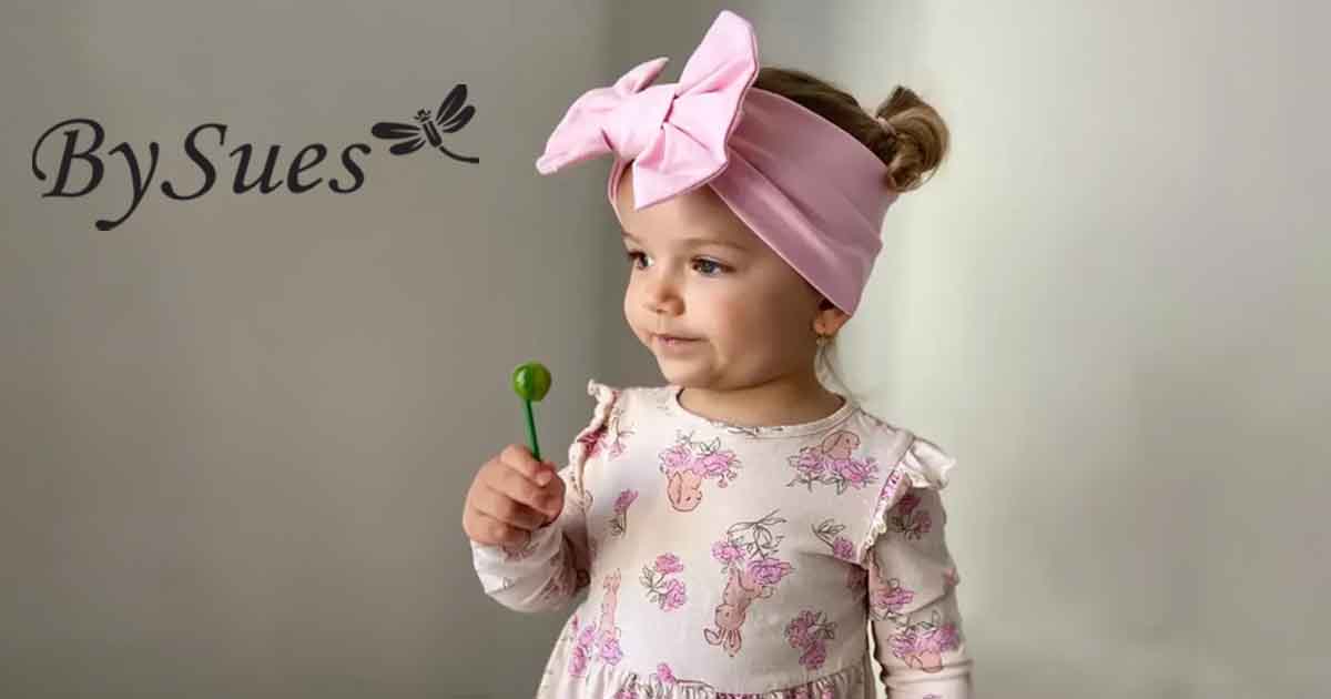 Detská čelenka s mašľou BySues v ružovej farbe, pohodlný doplnok pre bábätká a malé dievčatá, ručne šitá na Slovensku