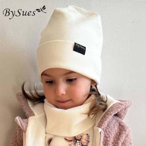 Dieťa v bavlnenej čiapke BySues a nákrčníku, pohodlné detské čiapky vhodné na každodenné nosenie