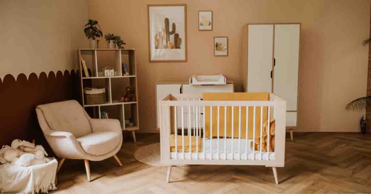 Detská drevená postieľka v modernej detskej izbe s nábytkom, klasická postieľka pre bábätká v teplých neutrálnych farbách