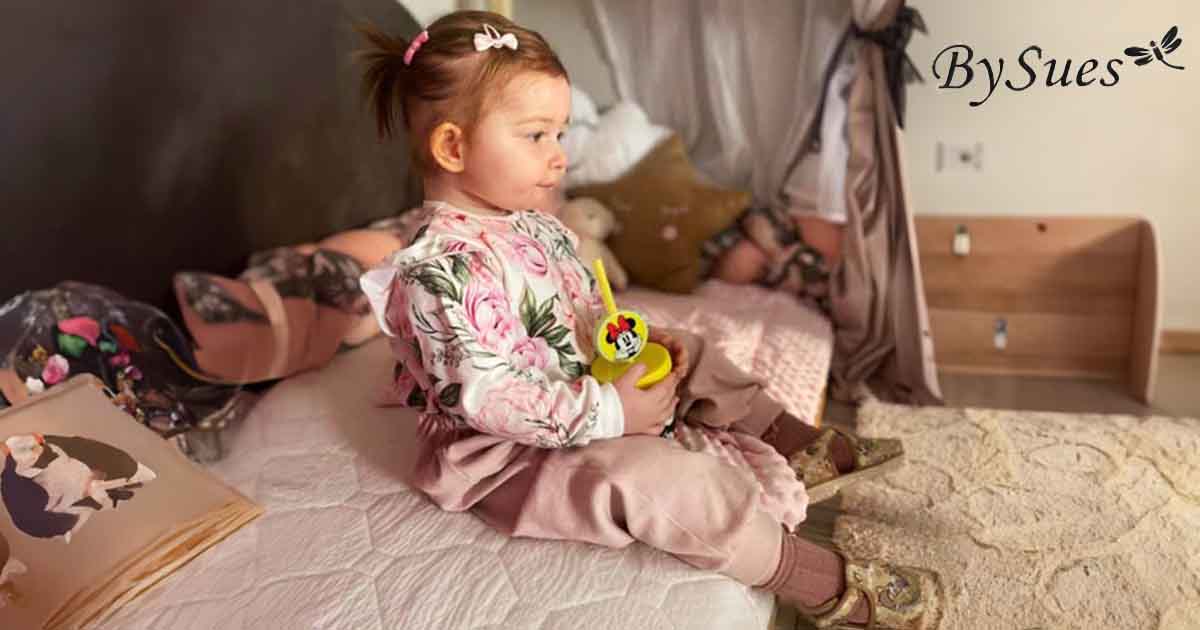 Dieťa v štýlovom detskom oblečení BySues v detskej izbe, pohodlné oblečenie a doplnky pre bábätká a deti.