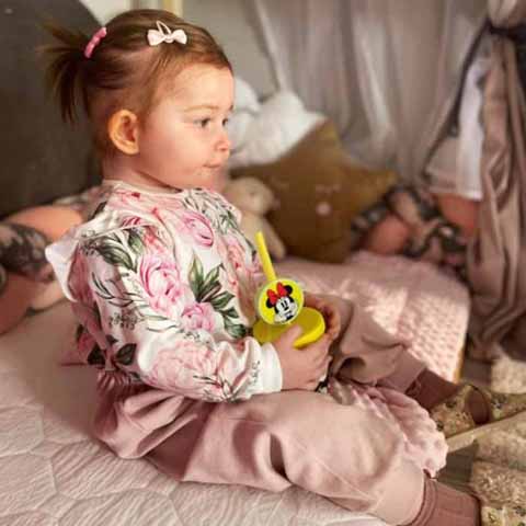 Dieťa v pohodlnom detskom pyžame BySues, mäkké pyžamo pre bábätká a deti vhodné na spánok aj oddych.