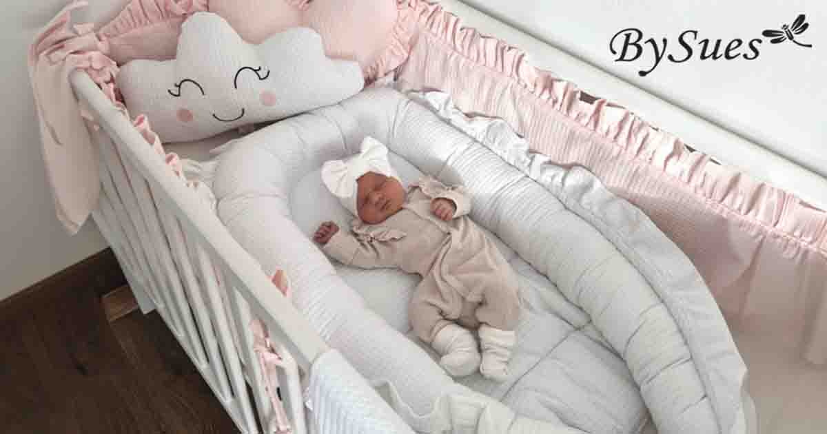 Spiace bábätko uložené v hniezde pre bábätká BySues z jemnej bavlny, umiestnenom v detskej postieľke
