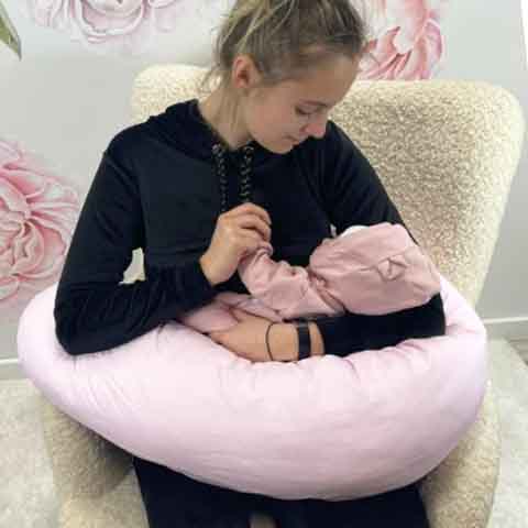 Kojenecký vankúš pre pohodlné dojčenie bábätka.