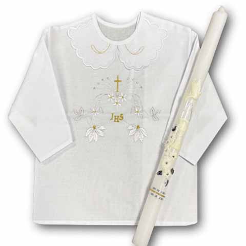 Krstová košieľka s výšivkou a sviečka na krst, tradičné doplnky na krst dieťaťa s možnosťou personalizácie.