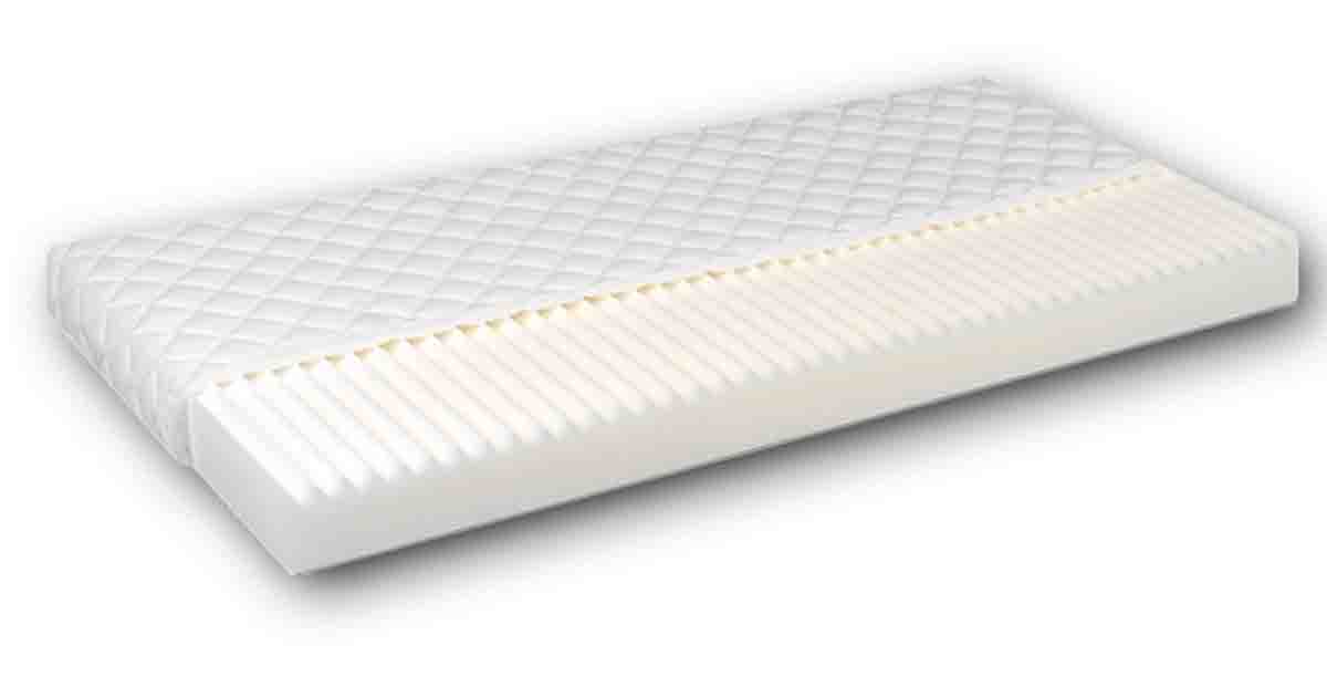 Kvalitný matrac do detskej postieľky v reze 