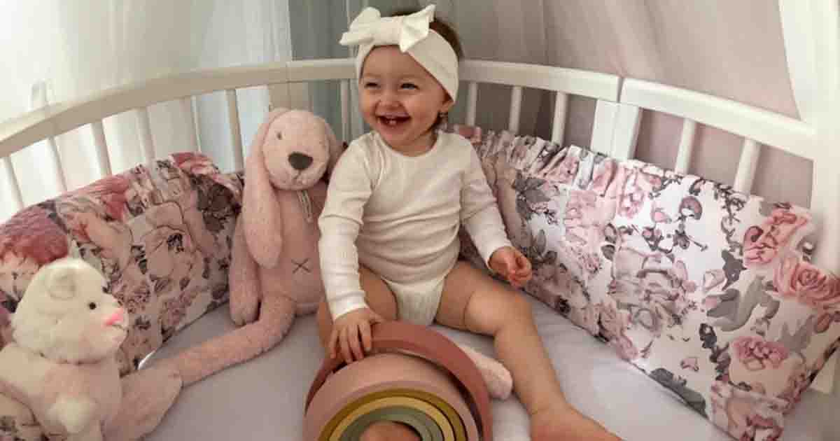 Mantinel do detskej postieľky BySues v jemných ružových odtieňoch.