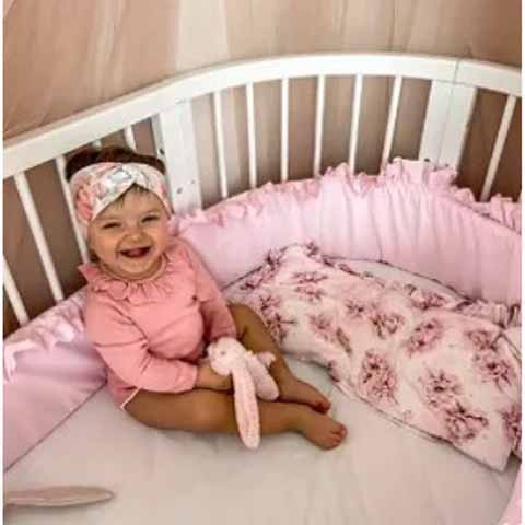 Mantinel do postieľky pre bábätko – mäkká ochrana postieľky v jemných ružových odtieňoch