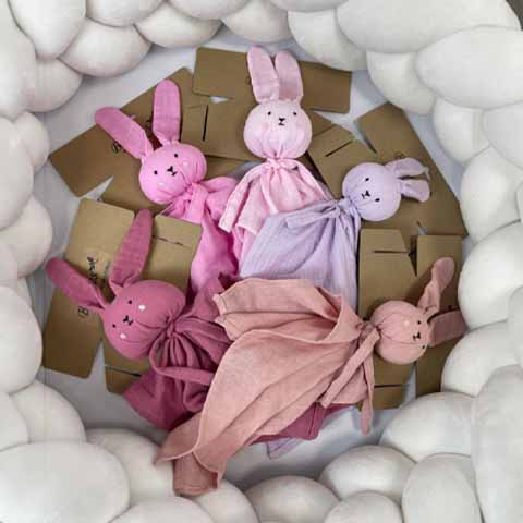 Maznáčik pre bábätko v tvare zajačika v jemných pastelových farbách.