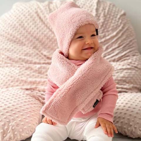 Bábätko s mäkkým nákrčníkom BySues, hrejivé a pohodlné detské nákrčníky vhodné do chladnejšieho počasia.