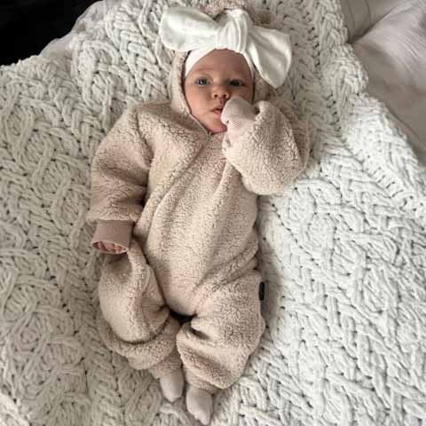 Bábätko v teddy overale BySues, mäkký a hrejivý overal pre bábätká vhodný na chladnejšie dni.