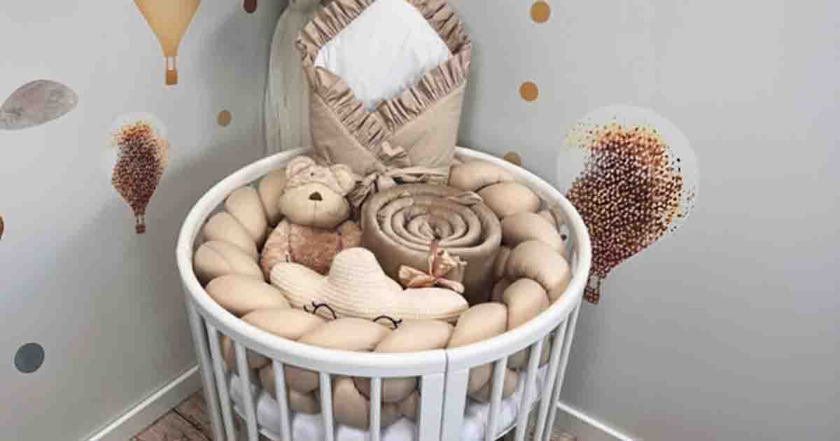 Ochranný pletenec do detskej postieľky v neutrálnych odtieňoch.