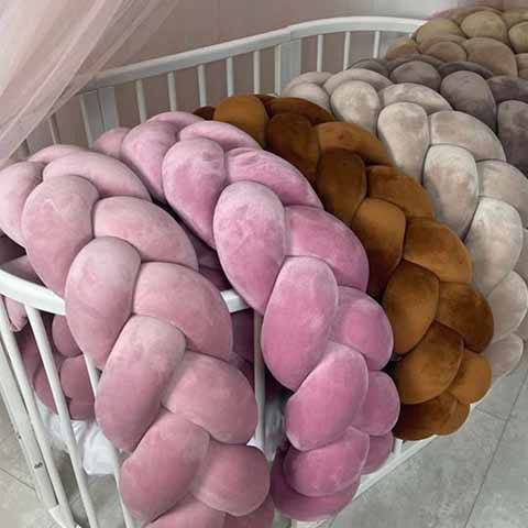 Pletenec do postieľky pre bábätká – mäkká ochrana postieľky v jemných pastelových farbách