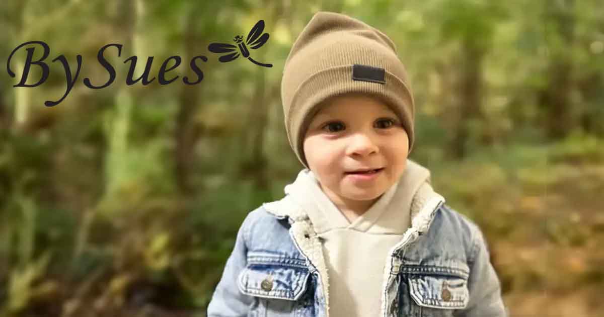 Prechodná detská čiapka BySues v neutrálnom odtieni, vhodná na jar a jeseň, dieťa oblečené v lese – pohodlná čiapka pre bábätká a malé deti.
