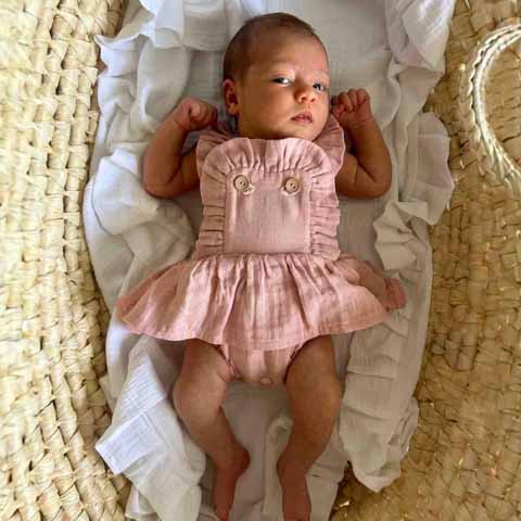 Bábätko v jemnom rampersi BySues, pohodlný letný rampers pre bábätká vhodný na každodenné nosenie.