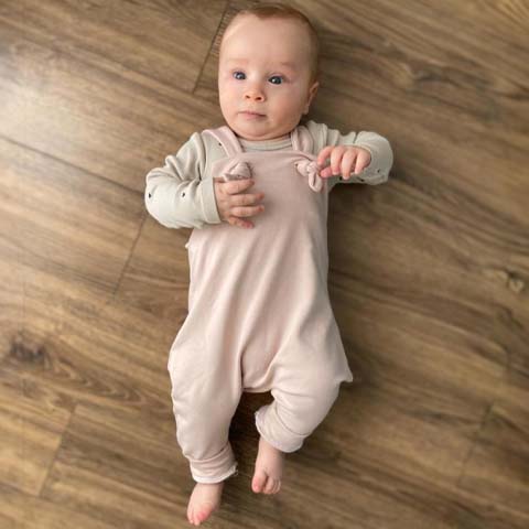 Bábätko v rastúcich teplákoch BySues, pohodlné detské tepláky prispôsobené rastu dieťaťa.