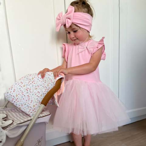 Dievčatko v ružových šatách BySues s čelenkou, elegantné detské šaty pre dievčatá na každodenné aj slávnostné príležitosti.