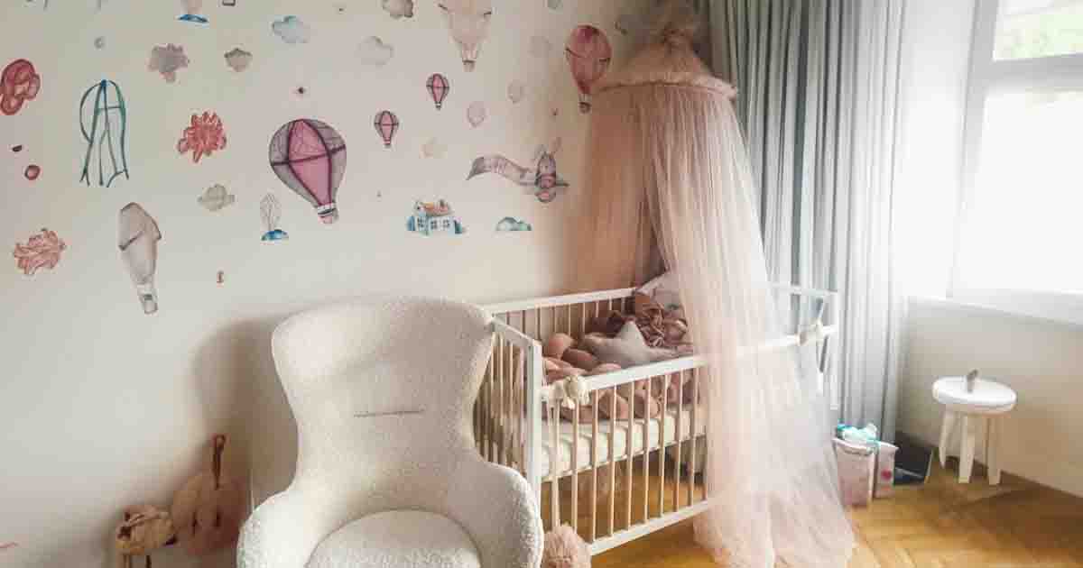 Detská izba s postieľkou, baldachýnom a dekoráciami v jemných pastelových farbách